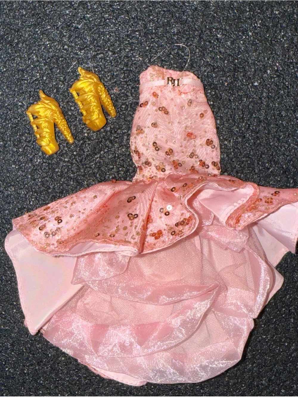 Rainbow high pink dress and gold shoes